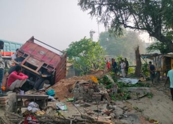 इटवा पुल पर भीषण हादसा: बालू लदा ट्रेलर दाहा नदी में गिरा, युवक की मौत; चालक घायल होकर फरार