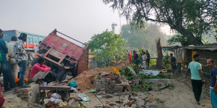 इटवा पुल पर भीषण हादसा: बालू लदा ट्रेलर दाहा नदी में गिरा, युवक की मौत; चालक घायल होकर फरार