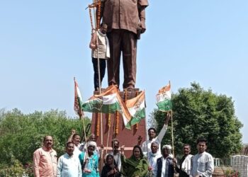बांदा में कांशीराम जयंती पर कांग्रेसियों ने किया माल्यार्पण, भारत रत्न देने की उठी मांग