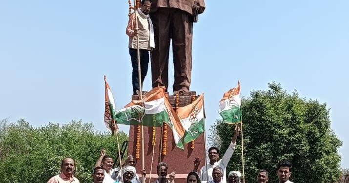 बांदा में कांशीराम जयंती पर कांग्रेसियों ने किया माल्यार्पण, भारत रत्न देने की उठी मांग
