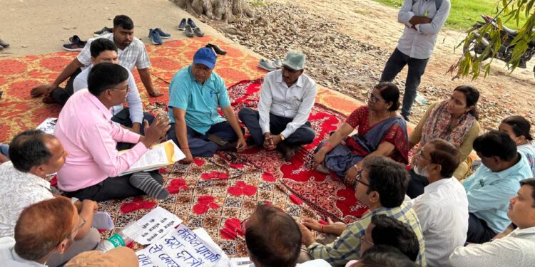 डीएवी पीजी कॉलेज के शिक्षकों के आंदोलन पर कुलपति ने लिया संज्ञान, कॉलेज पहुंची जांच कमिटी