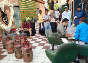 रेस्टोरेंट से जब्त किए सिलेंडर, कार्यवाही तेज