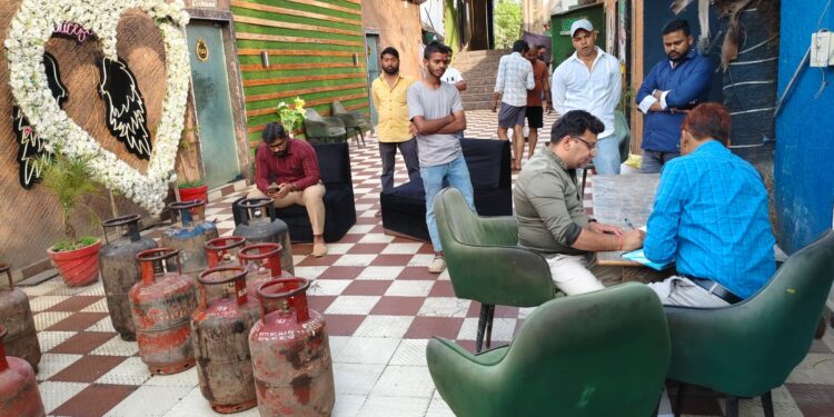 रेस्टोरेंट से जब्त किए सिलेंडर, कार्यवाही तेज