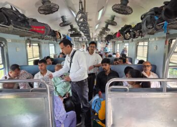 गोपालगंज में सघन टिकट जांच अभियान, 35 बिना टिकट यात्री पकड़े गए