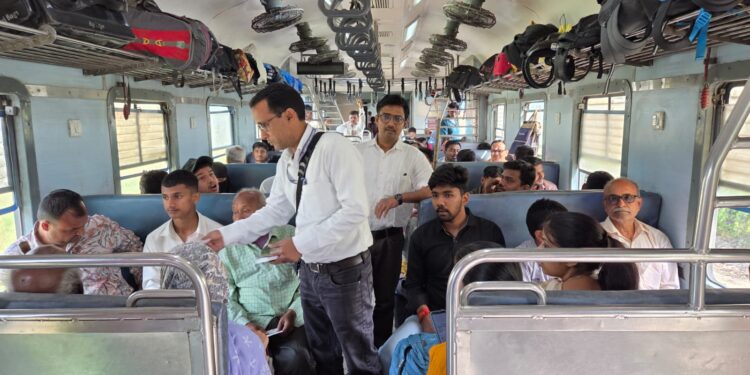 गोपालगंज में सघन टिकट जांच अभियान, 35 बिना टिकट यात्री पकड़े गए