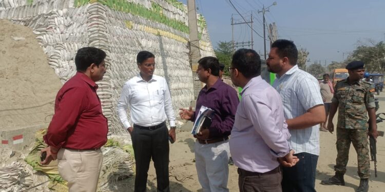 एलिवेटेड पथ निर्माण कार्य स्थल का डीएम ने किये निरीक्षण