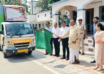 जिलाधिकारी ने अग्नि सुरक्षा जागरूकता रथों को हरी झंडी दिखाकर किये रवाना