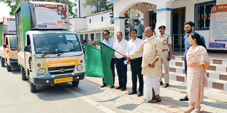 जिलाधिकारी ने अग्नि सुरक्षा जागरूकता रथों को हरी झंडी दिखाकर किये रवाना