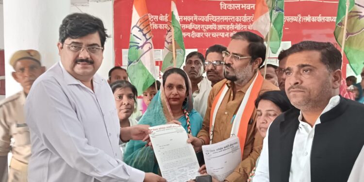 मनरेगा मजदूरी भुगतान को लेकर कांग्रेस का हल्ला बोल, विकास भवन पर धरना-प्रदर्शन