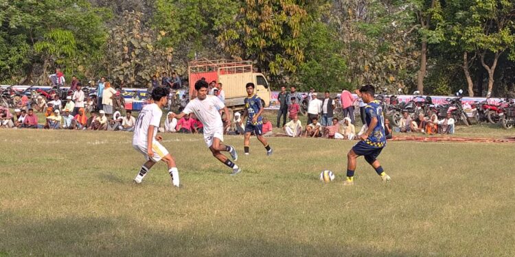 टाईब्रेकर से निकला आखिरी लीग मैच का परिणाम बहराइच नेपाल को 4-3 से हराकर कुशीनगर कंक्रीट सेमीफाइनल में