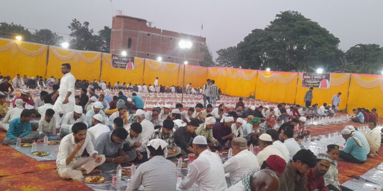 नौतन ब्लॉक उपप्रमुख ने किया इफ्तार पार्टी का आयोजन, सैकड़ों रोजेदार हुए शामिल