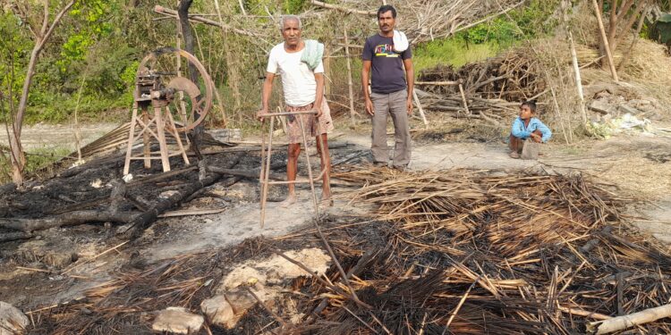 चफवा में झोपड़ीनुमा दो घरों में आग लगने से एक लाख की सम्पत्ति जलकर राख