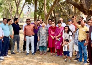 डीएवी पीजी कॉलेज में शिक्षकों का आंदोलन जारी