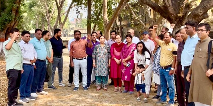 डीएवी पीजी कॉलेज में शिक्षकों का आंदोलन जारी