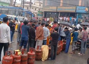 गैस सिलेंडर नहीं मिलने पर फूटा लोगों का गुस्सा, चिराई घर के पास सिलेंडर रखकर किया चक्का जाम