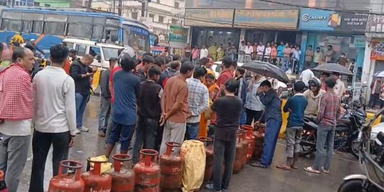 गैस सिलेंडर नहीं मिलने पर फूटा लोगों का गुस्सा, चिराई घर के पास सिलेंडर रखकर किया चक्का जाम
