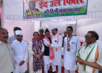 ईद-उल-फितर पर गले मिलकर दिया भाईचारे का संदेश, कांग्रेस के पंडाल में जुटे कई दलों के नेता