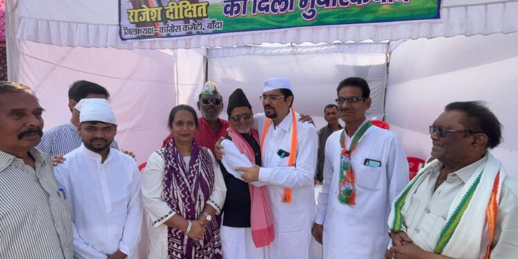 ईद-उल-फितर पर गले मिलकर दिया भाईचारे का संदेश, कांग्रेस के पंडाल में जुटे कई दलों के नेता