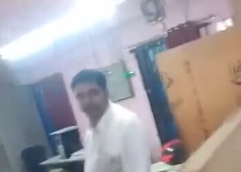विजयीपुर के मझवलिया बैंक में बवाल: ग्राहक से बदसलूकी का वीडियो वायरल, सिस्टम पर उठे सवाल