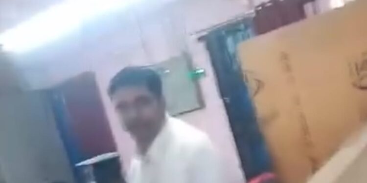 विजयीपुर के मझवलिया बैंक में बवाल: ग्राहक से बदसलूकी का वीडियो वायरल, सिस्टम पर उठे सवाल