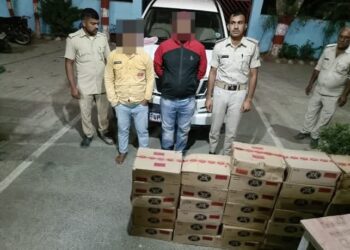 गोपालगंज पुलिस की बड़ी कार्रवाई: 297 लीटर देसी शराब बरामद, 2 तस्कर गिरफ्तार, कार जब्त