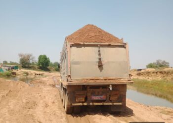 बांदा जनपद के नरैनी थाना क्षेत्र कोतवाली के अंतर्गत ग्राम खलारी में अबैध खनन प्रतिबंधित मशीनों से किया जा रहा है।