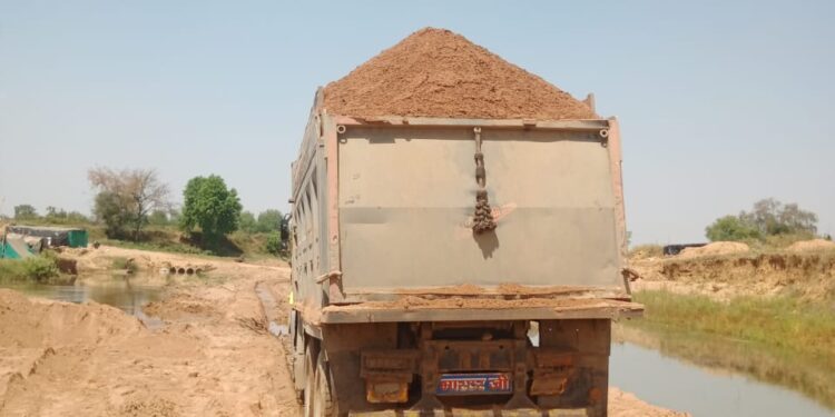 बांदा जनपद के नरैनी थाना क्षेत्र कोतवाली के अंतर्गत ग्राम खलारी में अबैध खनन प्रतिबंधित मशीनों से किया जा रहा है।