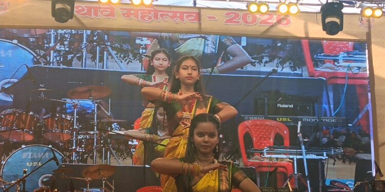 थावे महोत्सव: दूसरे दिन स्थानीय कलाकारों की धूम, कत्थक और भजनों से सजी शाम।