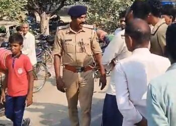 गोपालगंज: एलपीजी गैस की किल्लत पर भड़का उपभोक्ताओं का गुस्सा, यादोपुर रोड पर जोरदार प्रदर्शन।