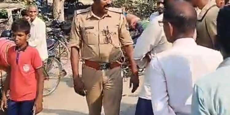 गोपालगंज: एलपीजी गैस की किल्लत पर भड़का उपभोक्ताओं का गुस्सा, यादोपुर रोड पर जोरदार प्रदर्शन।