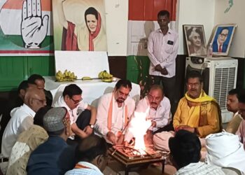 सोनिया गांधी के शीघ्र स्वास्थ्य लाभ के लिए कांग्रेसियों ने किया हवन-पूजन, बांदा में जुटे नेता और कार्यकर्ता