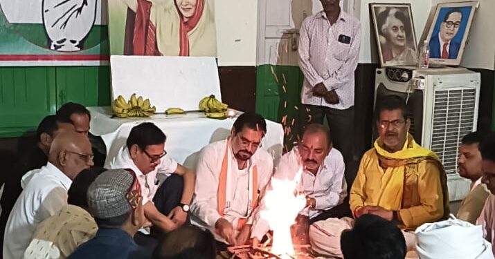 सोनिया गांधी के शीघ्र स्वास्थ्य लाभ के लिए कांग्रेसियों ने किया हवन-पूजन, बांदा में जुटे नेता और कार्यकर्ता