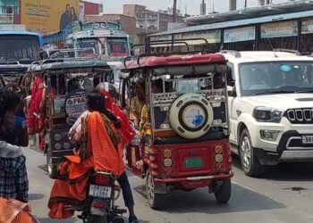 सोमवार को थावे दुर्गा मंदिर में उमड़ी भारी भीड़, NH 531 पर लगा घंटों लंबा महाजाम।