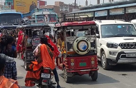 सोमवार को थावे दुर्गा मंदिर में उमड़ी भारी भीड़, NH 531 पर लगा घंटों लंबा महाजाम।