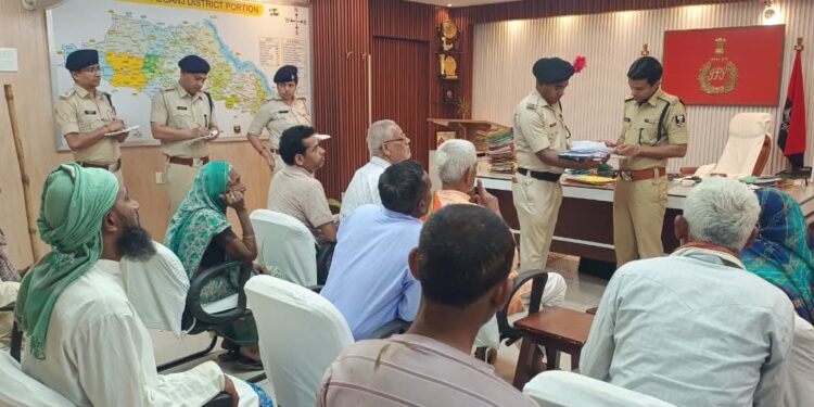 जनता की चौपाल में ‘न्याय’ की पहल: गोपालगंज SP विनय तिवारी ने खुद सुनीं फरियादियों की मुश्किलें।