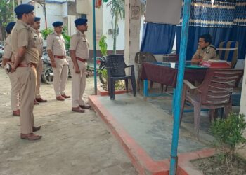 एक्शन मोड में एसपी विनय तिवारी: जादोपुर थाने का औचक निरीक्षण, लापरवाही बरतने वालों को दी कड़ी चेतावनी।