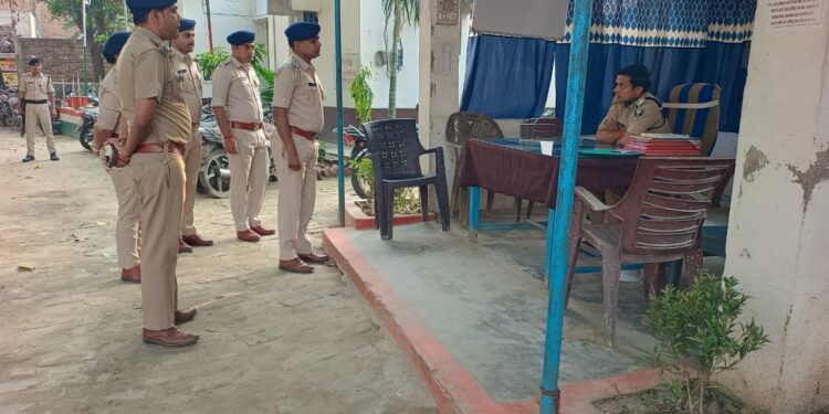 एक्शन मोड में एसपी विनय तिवारी: जादोपुर थाने का औचक निरीक्षण, लापरवाही बरतने वालों को दी कड़ी चेतावनी।