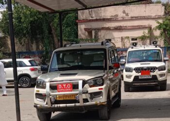 नियमोंनियमों की ‘धज्जियां’ उड़ाते साहब: गोपालगंज परिवहन पदाधिकारी की गाड़ी पर ही गैरकानूनी बंपर गार्ड, कौन काटेगा इनका चालान?