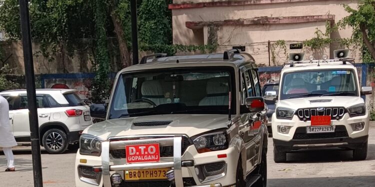 नियमोंनियमों की ‘धज्जियां’ उड़ाते साहब: गोपालगंज परिवहन पदाधिकारी की गाड़ी पर ही गैरकानूनी बंपर गार्ड, कौन काटेगा इनका चालान?