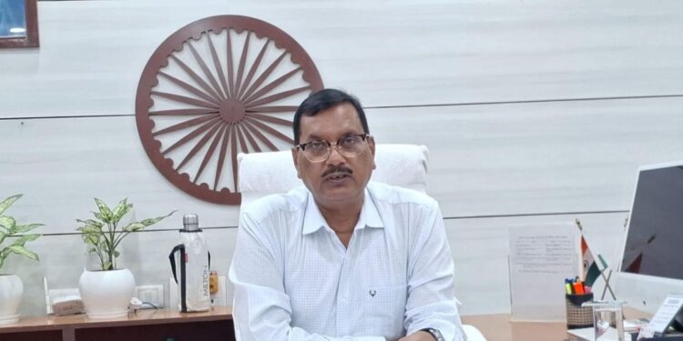 गोपालगंज: ईंधन की कालाबाजारी पर डीएम सख्त, 90 पेट्रोल पंपों के स्टॉक की होगी जांच।