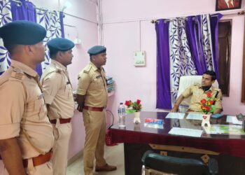 एसपी विनय तिवारी ने किया हथुआ अनुमंडल पुलिस कार्यालय का वार्षिक निरीक्षण, लंबित कांडों के निपटारे का दिया निर्देश।