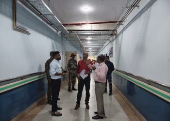 डीएम के तेवर सख्त: मॉडल सदर अस्पताल में औचक निरीक्षण, बदहाली देख बिफरे अधिकारी।