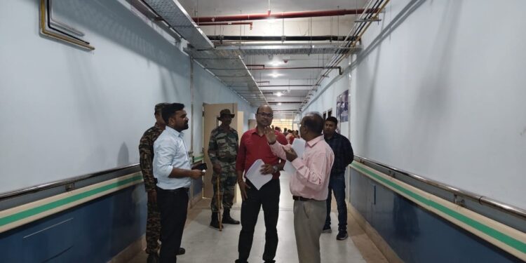 डीएम के तेवर सख्त: मॉडल सदर अस्पताल में औचक निरीक्षण, बदहाली देख बिफरे अधिकारी।