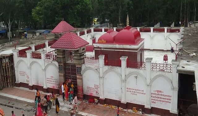 नालंदा की घटना के बाद गोपालगंज में हाई अलर्ट: थावे मंदिर की सुरक्षा अभेद्य, एसपी खुद संभाल रहे कमान।