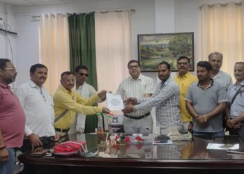 बांदा: पत्रकार पर फ़र्जी मुकदमे के विरोध में आयुक्त को सौंपा गया ज्ञापन, निष्पक्ष जाँच की मांग तेज