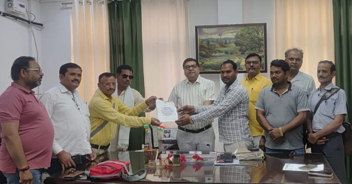 बांदा: पत्रकार पर फ़र्जी मुकदमे के विरोध में आयुक्त को सौंपा गया ज्ञापन, निष्पक्ष जाँच की मांग तेज