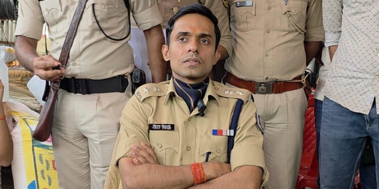 बड़ी कार्रवाई: गोपालगंज में चार कुख्यात भू-माफिया गिरफ्तार, सफेदपोशों के गठजोड़ का होगा खुलासा।