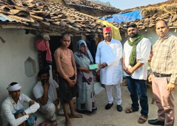 समाजवादी पार्टी के जिला उपाध्यक्ष उमेश यादव के नेतृत्व में मृतक उद्र प्रताप यादव की पत्नी को सहायता प्रदान किया गया