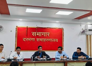 जिले में एलपीजी गैस आपूर्ति को लेकर डीएम ने गैस एजेंसियों के साथ किए समीक्षा बैठक