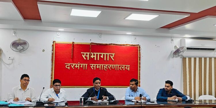 जिले में एलपीजी गैस आपूर्ति को लेकर डीएम ने गैस एजेंसियों के साथ किए समीक्षा बैठक